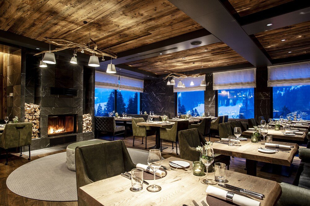 Comedor del restaurante con una cálida chimenea abierta