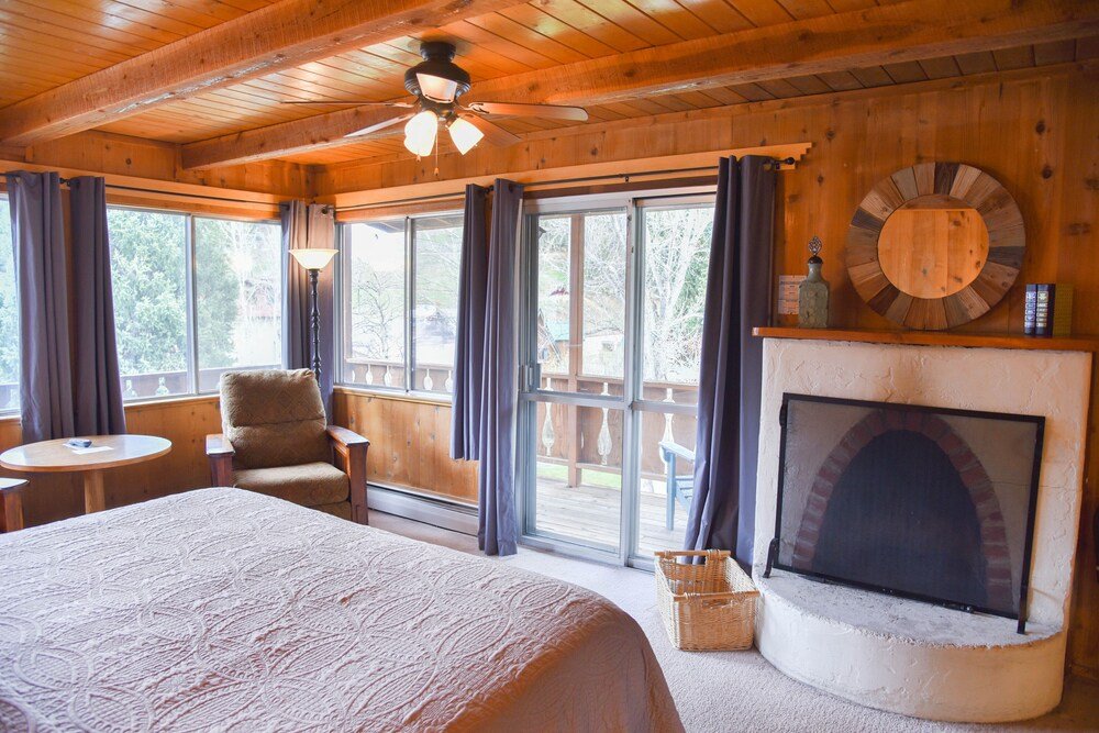 Wooden cabin style room at Alpine Lodge in Red River