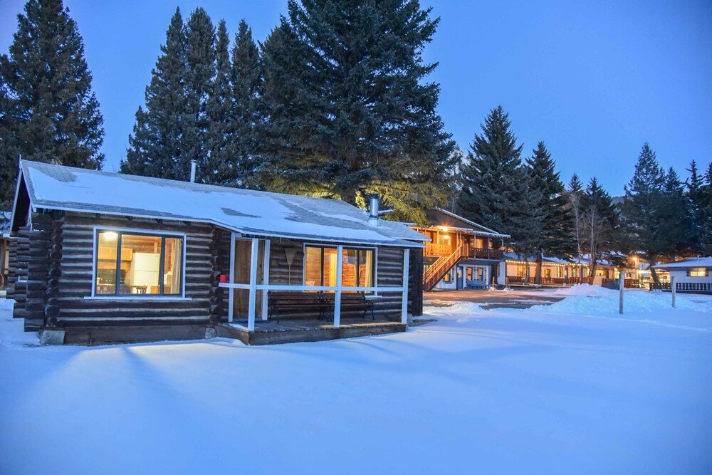 Log cabin with a front porch at Alpine Lodge