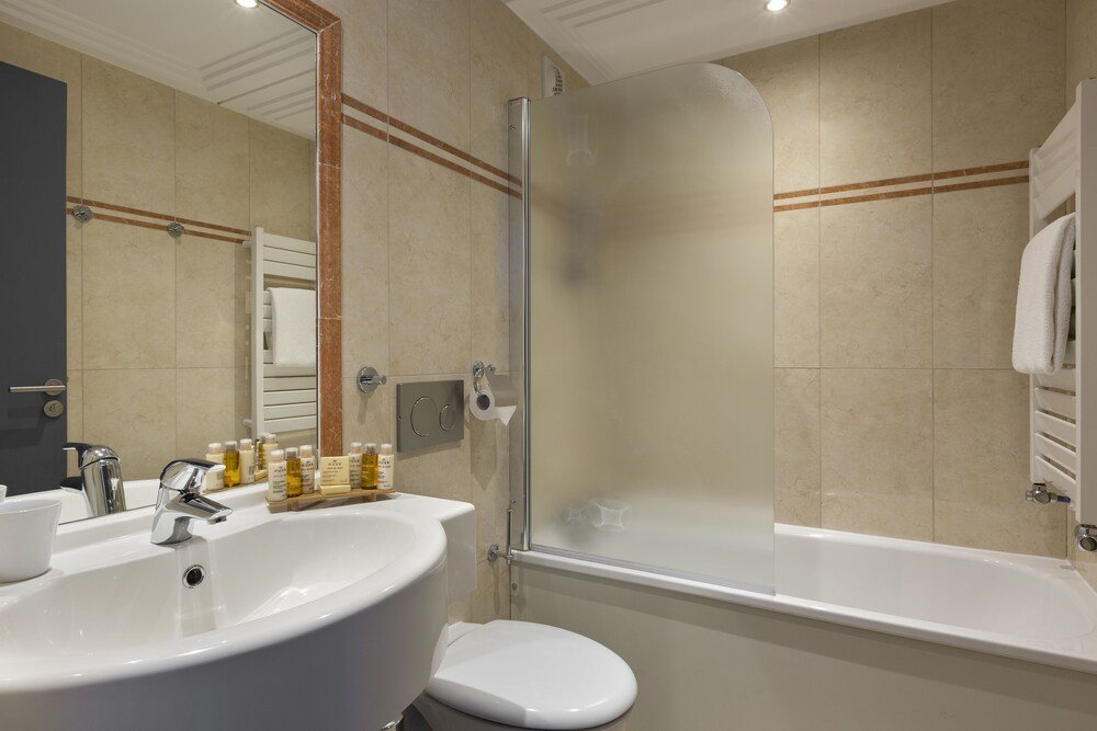 Baño moderno con ducha y terminaciones luminosas