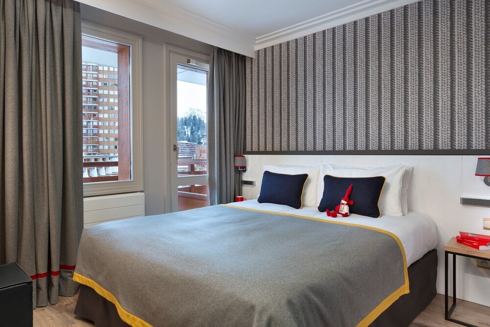 Habitación con cama grande e iluminación cálida