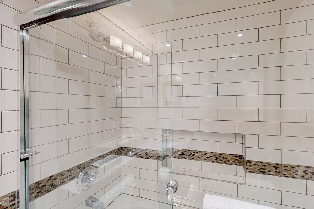 Baño moderno con tocador y bañera con ducha