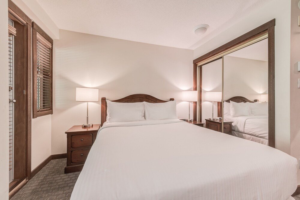 Habitación con cama grande e iluminación cálida