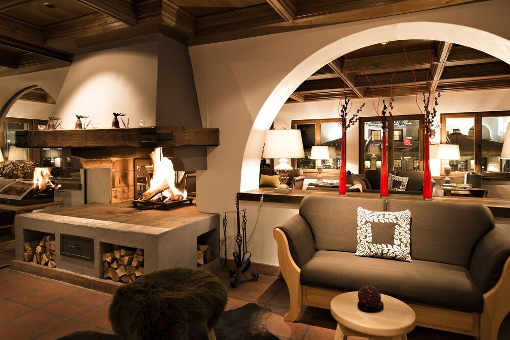 Acogedora sala de estar con luz cálida en el hotel Chalet Silvretta