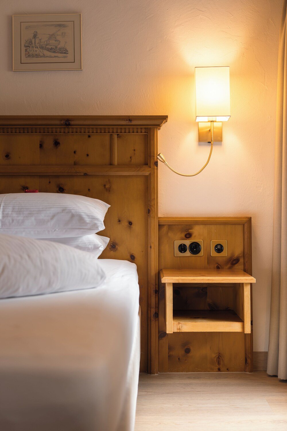 Habitación con detalles de madera y decoración alpina cálida