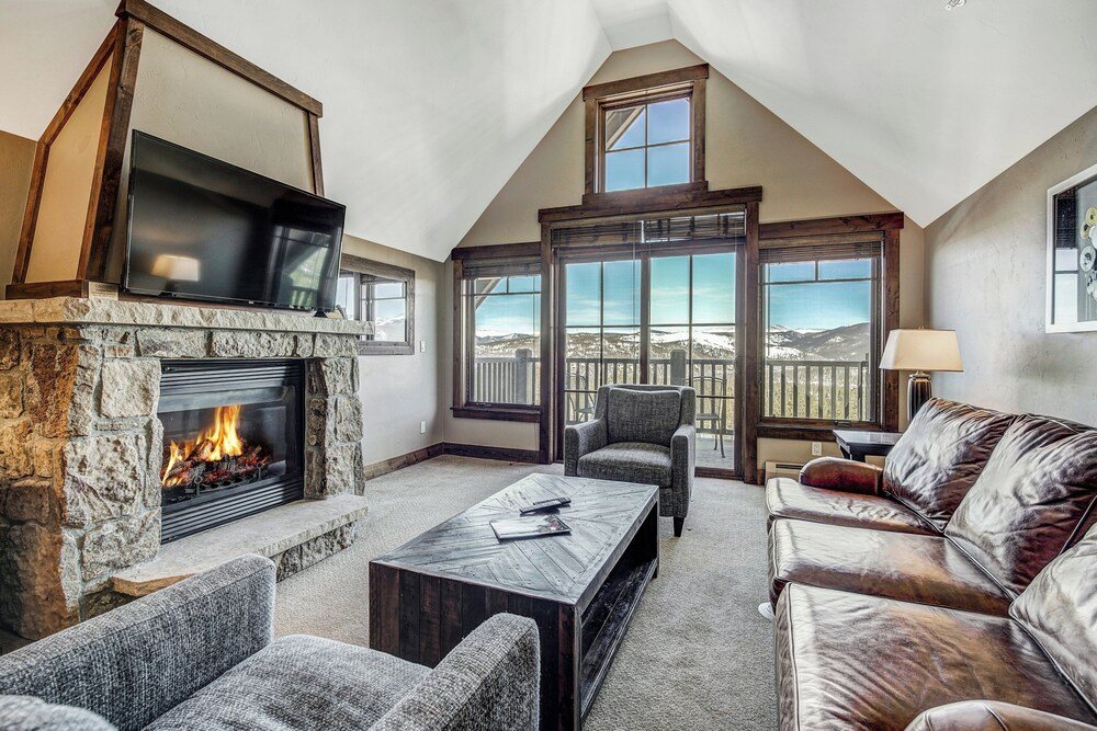 Sala de estar acogedora con asientos en Crystal Peak Lodge