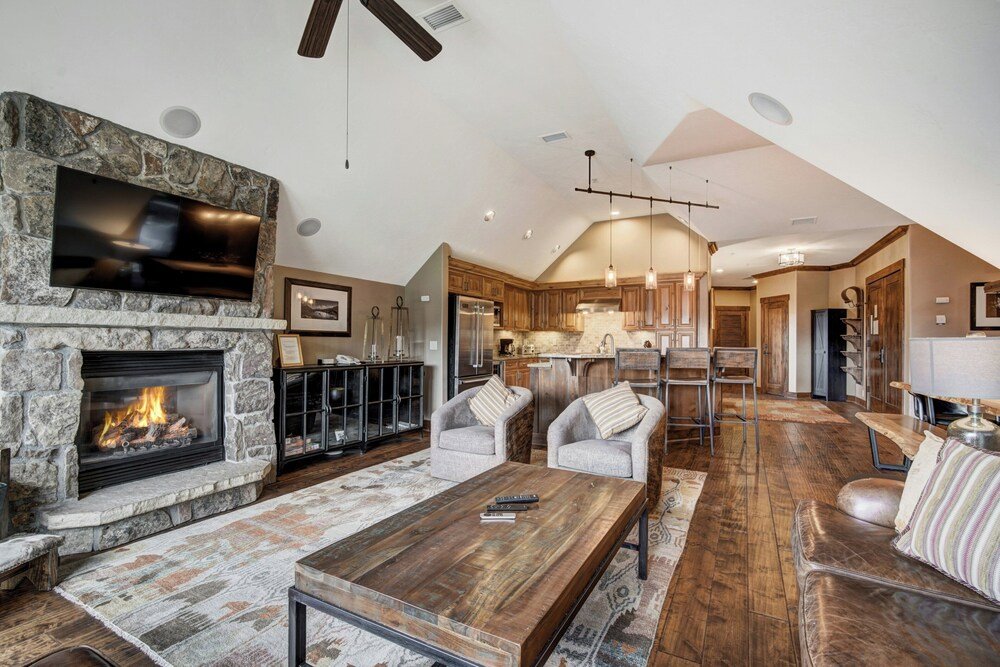 Sala de estar amplia de una suite en Crystal Peak Lodge