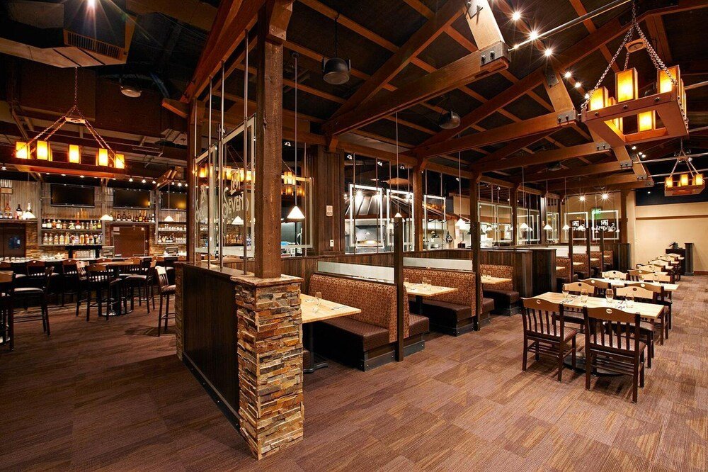 Restaurante con interior de madera en Crystal Peak Lodge