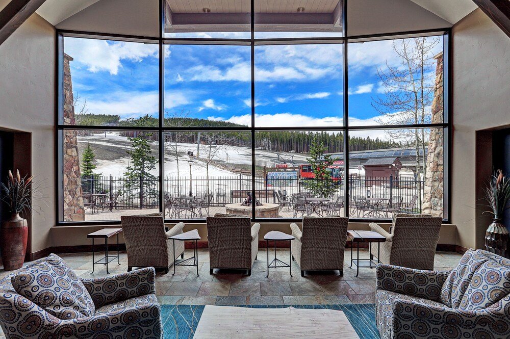 Amplia área común interior en Crystal Peak Lodge