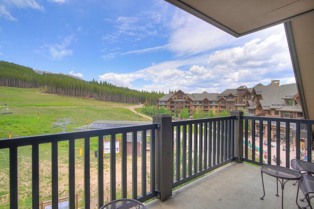 Balcón con vista a la montaña en Crystal Peak Lodge