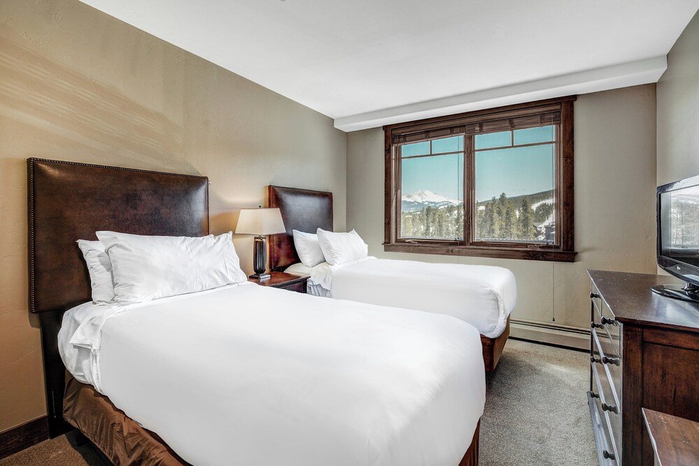 Habitación con dos camas en Crystal Peak Lodge