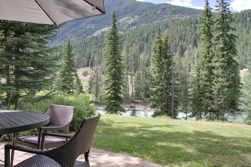 Zona de asientos al aire libre del lodge