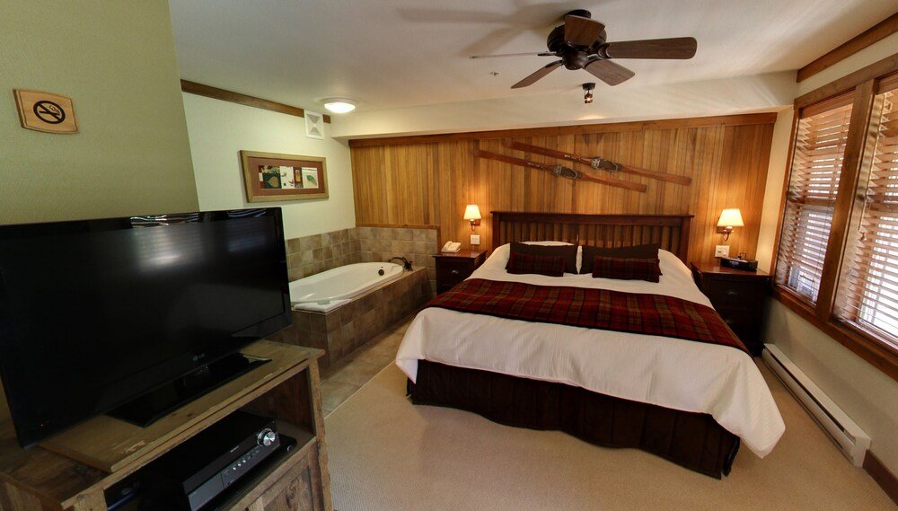 Dormitorio con cama y decoración simple