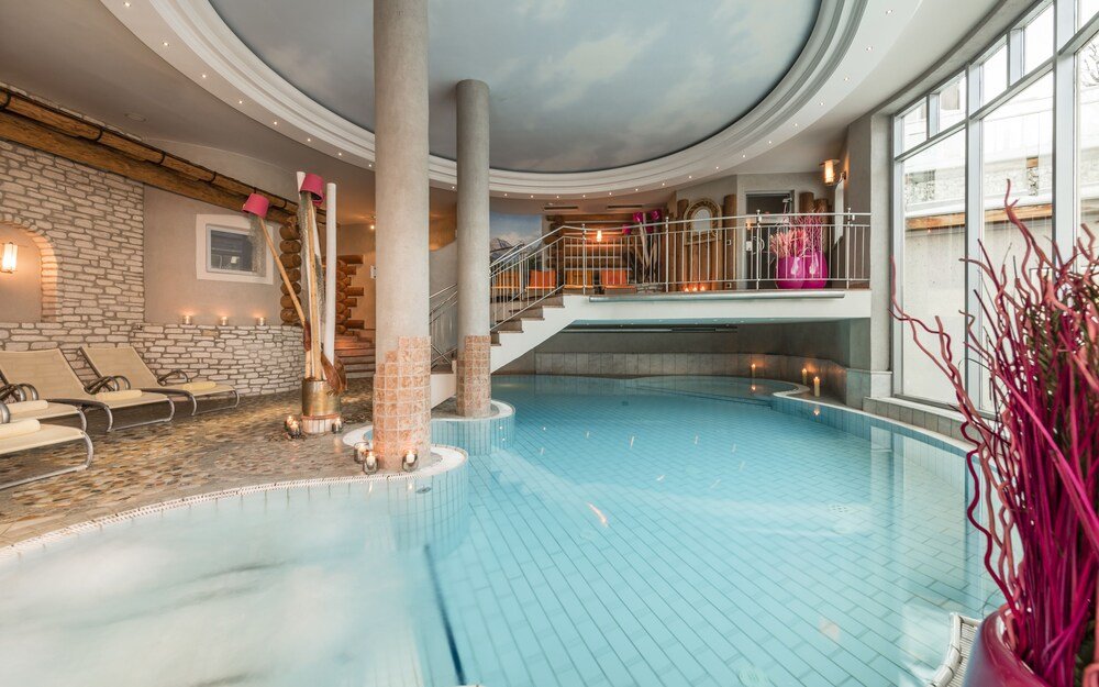 Piscina cubierta con una pared de piedra