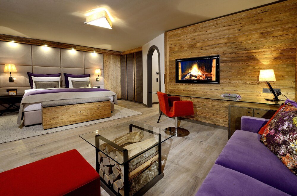 Habitación moderna con una cama y un escritorio