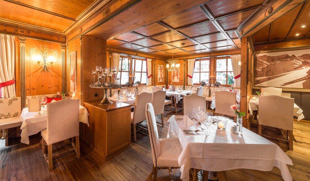Restaurante con interiores de madera