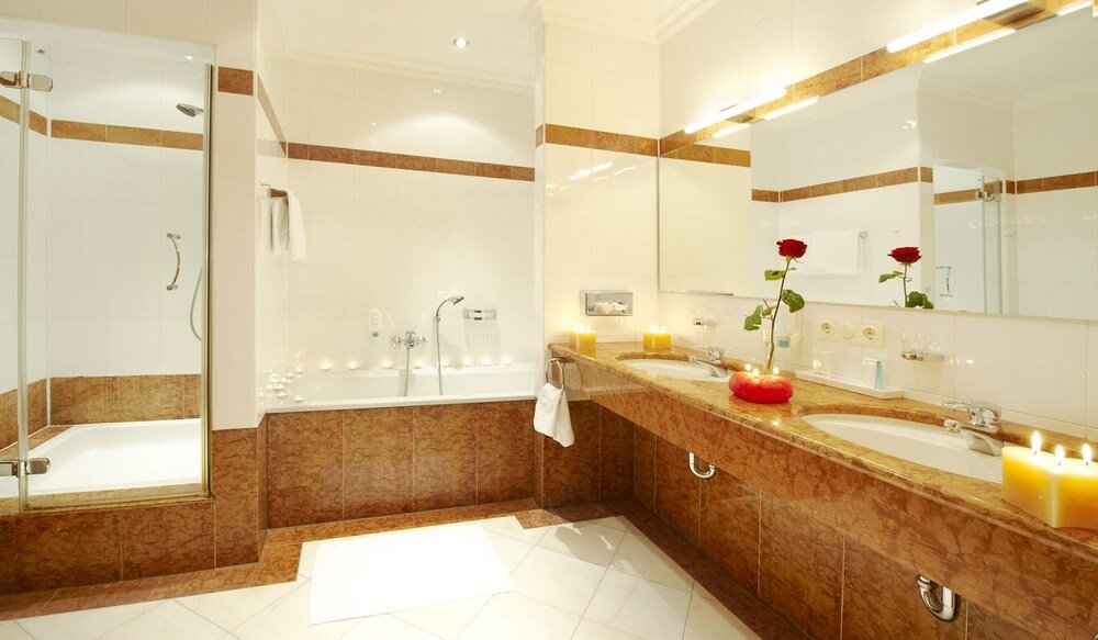 Baño moderno con bañera