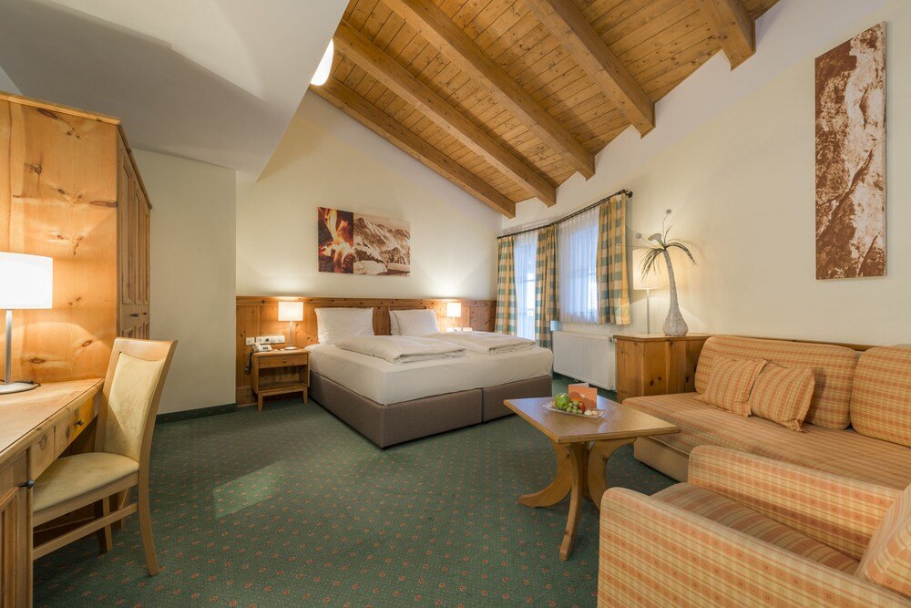 Habitación con una cama y un sofá