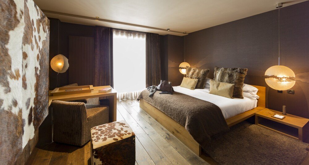 Modern bedroom with a large bed in the Andorran hotel