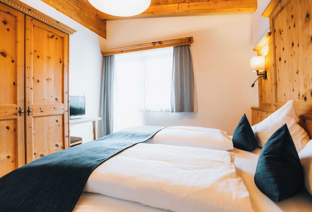 Bedroom with a comfortable bed and wood finishes