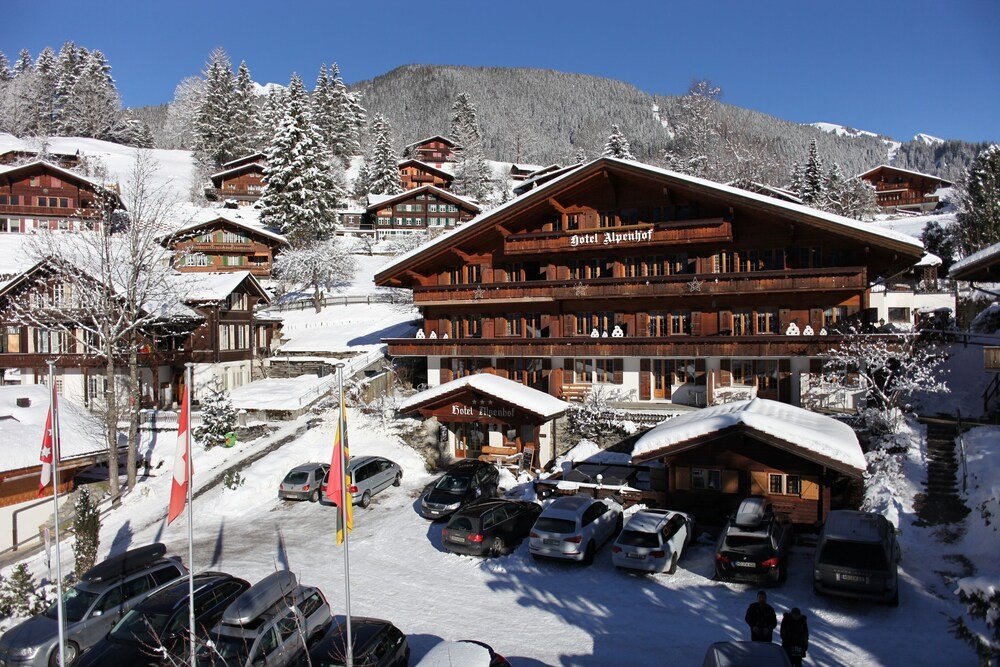 Gran hotel de madera con varios balcones