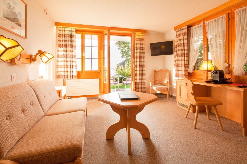 Habitación acogedora con un sofá y una mesa