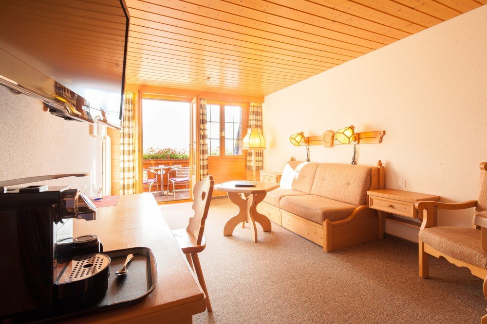 Habitación acogedora con techo de madera