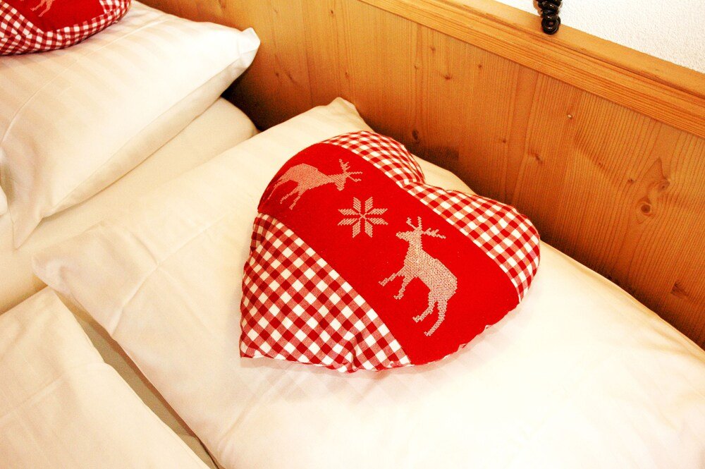 Cama con una almohada a cuadros