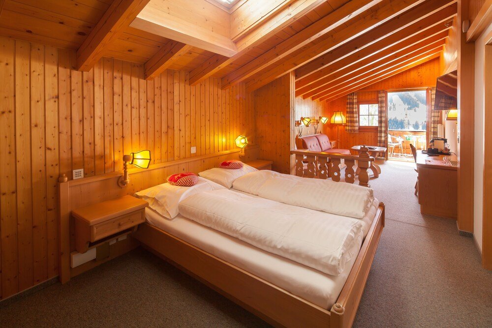 Habitación de estilo cabaña con dos camas