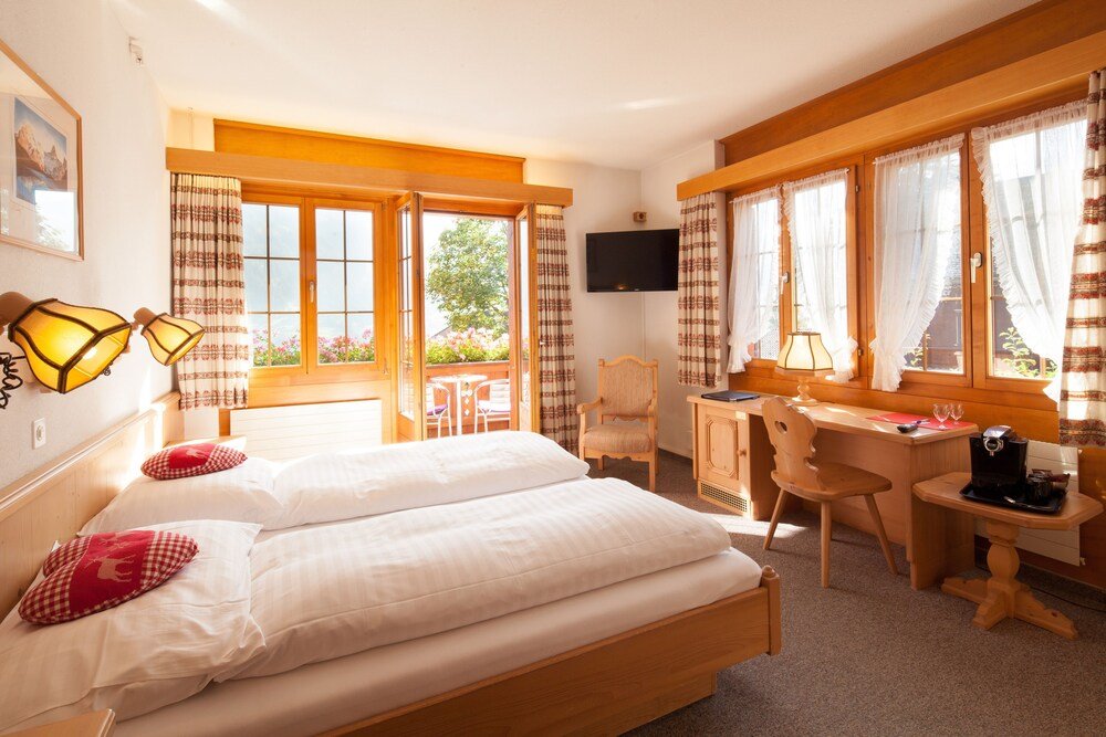 Habitación con una cama y un escritorio