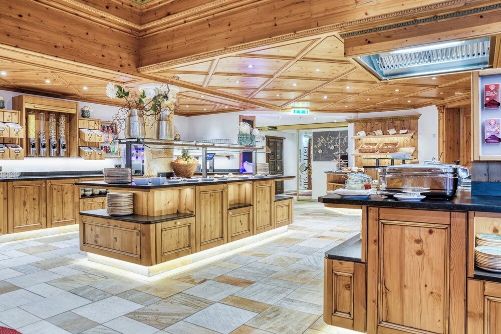 Cocina amplia con muebles de madera en el Hotel Alte Post