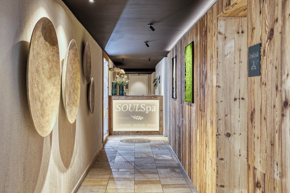 Pasillo con pared de madera dentro del Hotel Alte Post