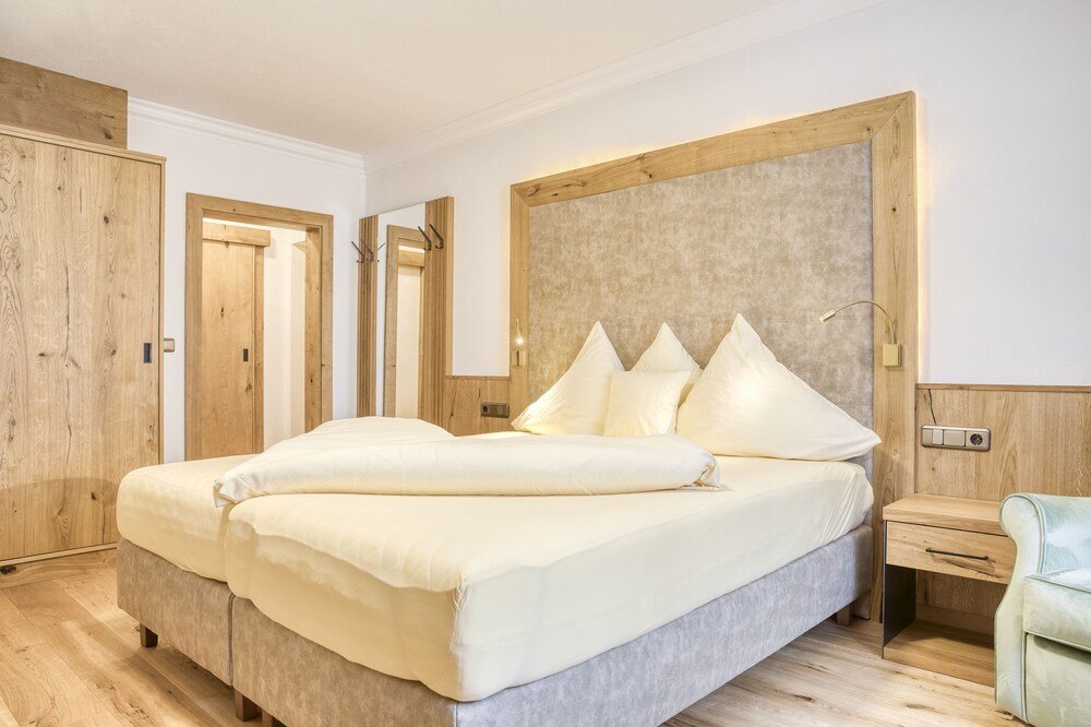 Dormitorio con cama grande en el Hotel Alte Post