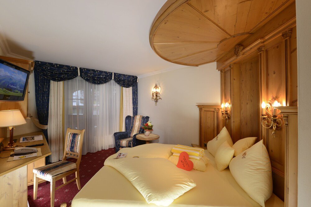 Habitación con cama grande en el Hotel Alte Post
