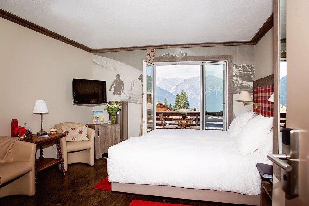 Hotel room with a bed at Hotel Bristol in Verbier