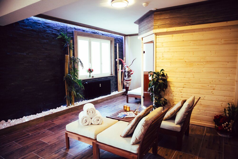 Spa area with a wooden bench at Hotel Bristol