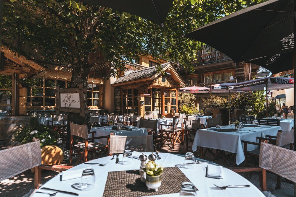 Comedor al aire libre en una terraza de montaña