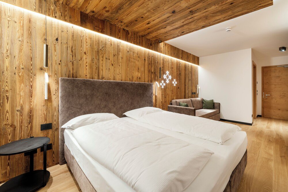 Dormitorio moderno con detalles de madera en el Hotel Villa Argentina