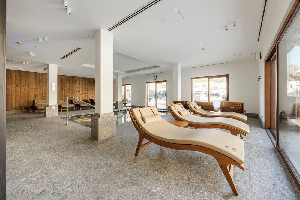 Zona de spa moderna con reposeras en el Hotel Villa Argentina