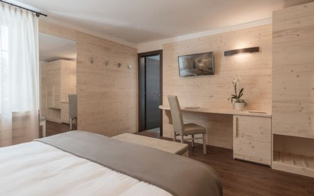 Habitación moderna del Hotel Villa Argentina en Cortina