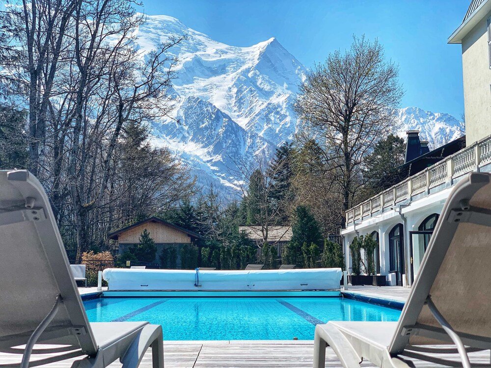 Piscina con reposeras en La Folie Douce Hôtel de Chamonix