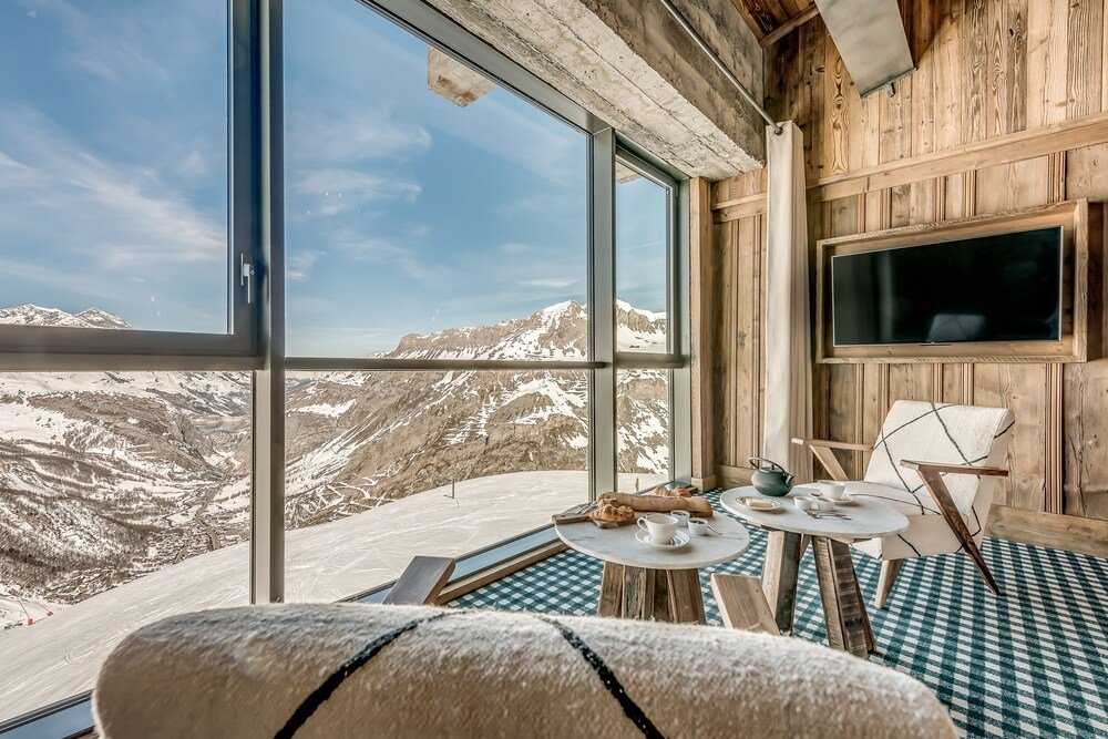 Habitación acogedora con gran ventana en Le Refuge de Solaise