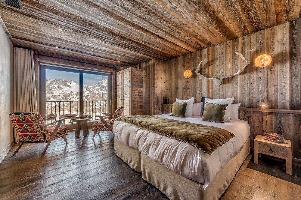 Dormitorio de estilo madera en Le Refuge de Solaise
