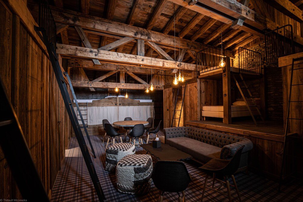 Interior rústico de madera en Le Refuge de Solaise