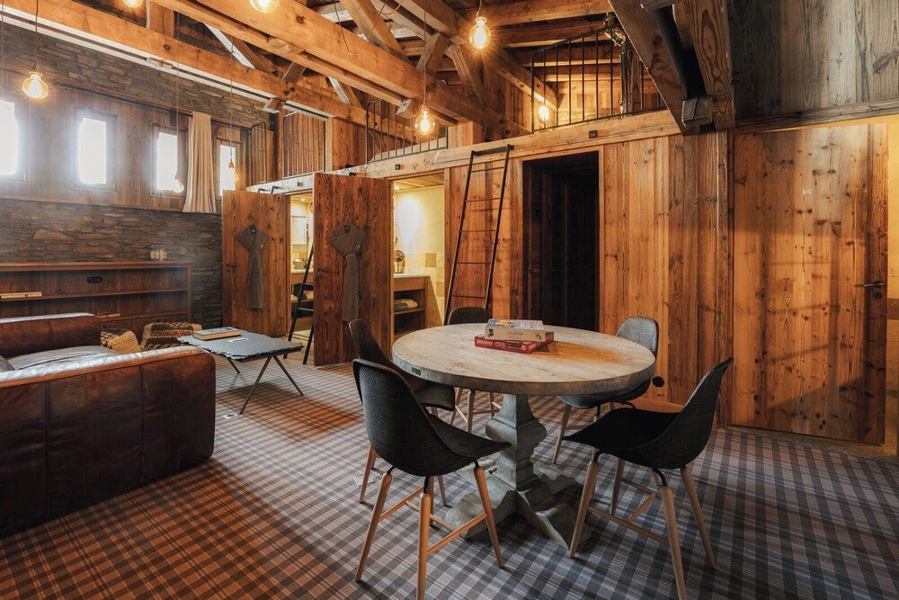 Interior acogedor de madera en Le Refuge de Solaise