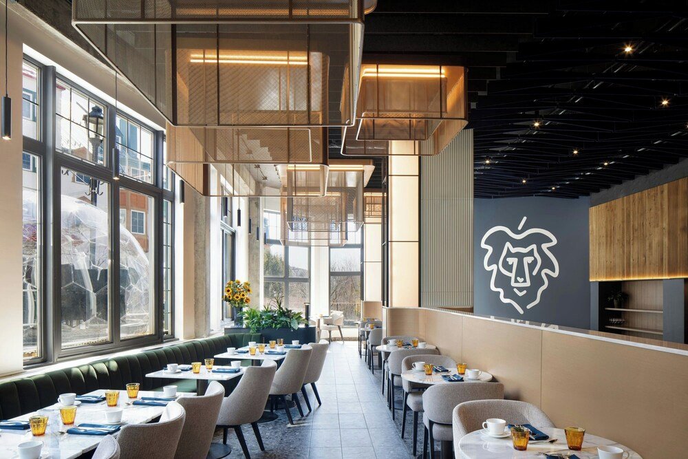 Cafetería moderna en Le Westin Tremblant de Mont-Tremblant