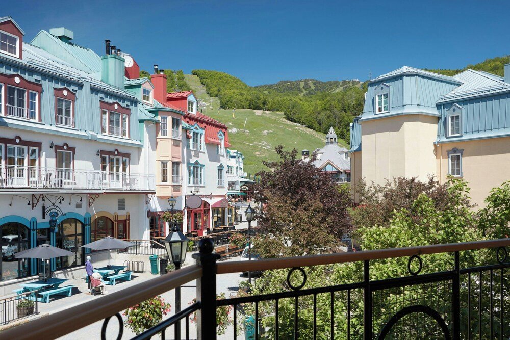 Edificio colorido del resort Le Westin Tremblant en Mont-Tremblant