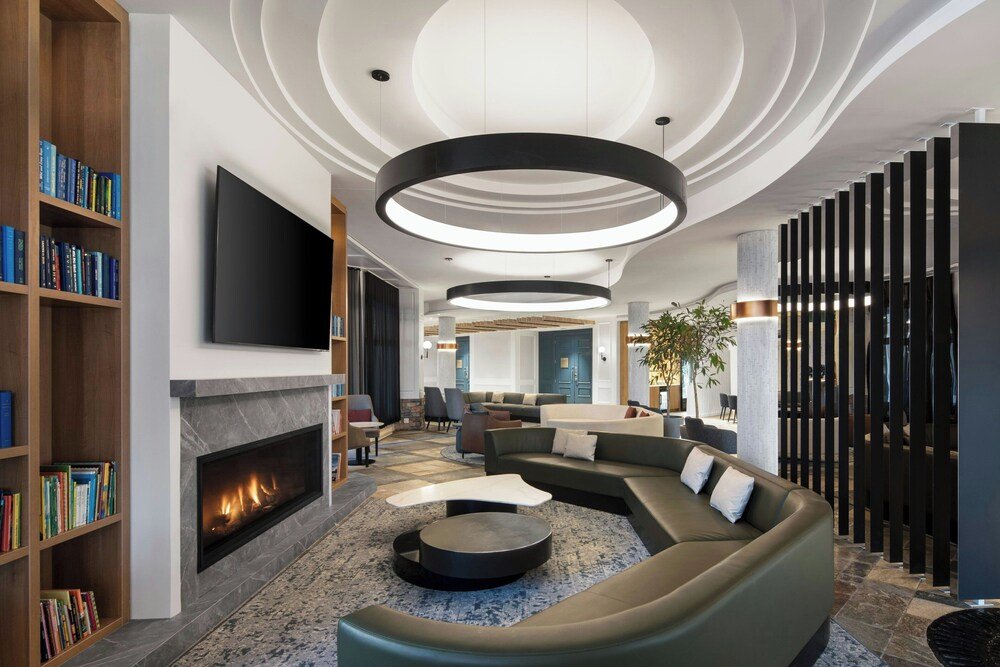 Sala de estar moderna en Le Westin Tremblant