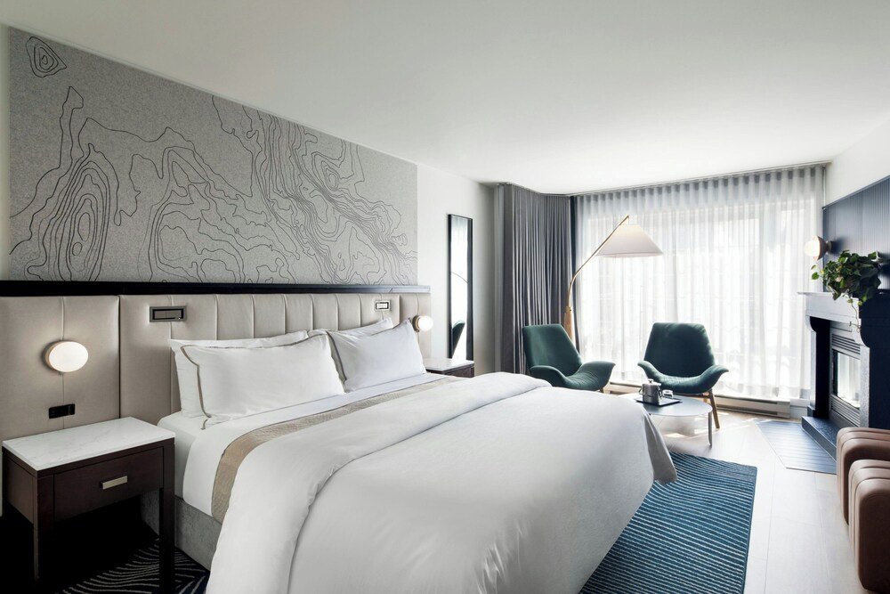 Habitación con cama grande en Le Westin Tremblant