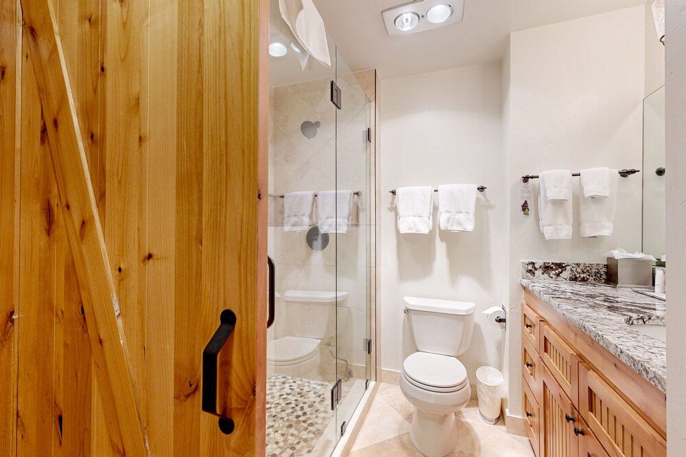 Baño moderno en un apartamento de Lion Square Lodge
